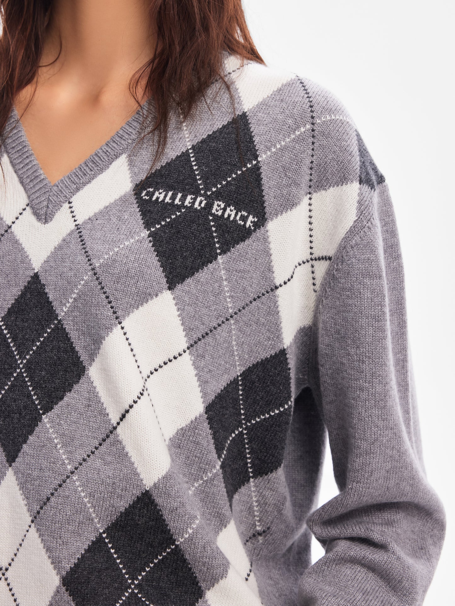 Color-block embroidered V-neck long-sleeve argyle sweater