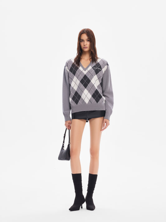 Color-block embroidered V-neck long-sleeve argyle sweater